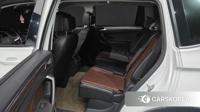 Volkswagen Tiguan Allspace 2023 Белый из Кореи, фото 3
