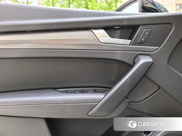 Audi Q5L 2023 Темно-серый из Китая, фото 3