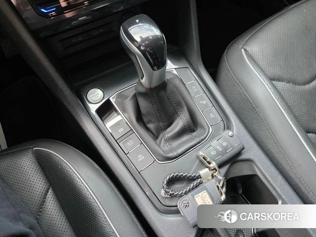 Volkswagen Tiguan Allspace 2023 Белый из Кореи, фото 3