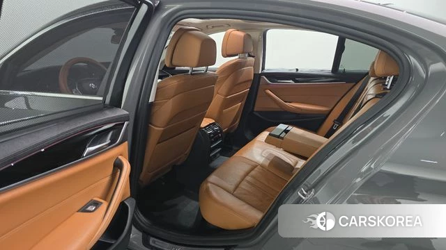 BMW 5 Series (G30) 2022 Серебристо-серый из Кореи, фото 3