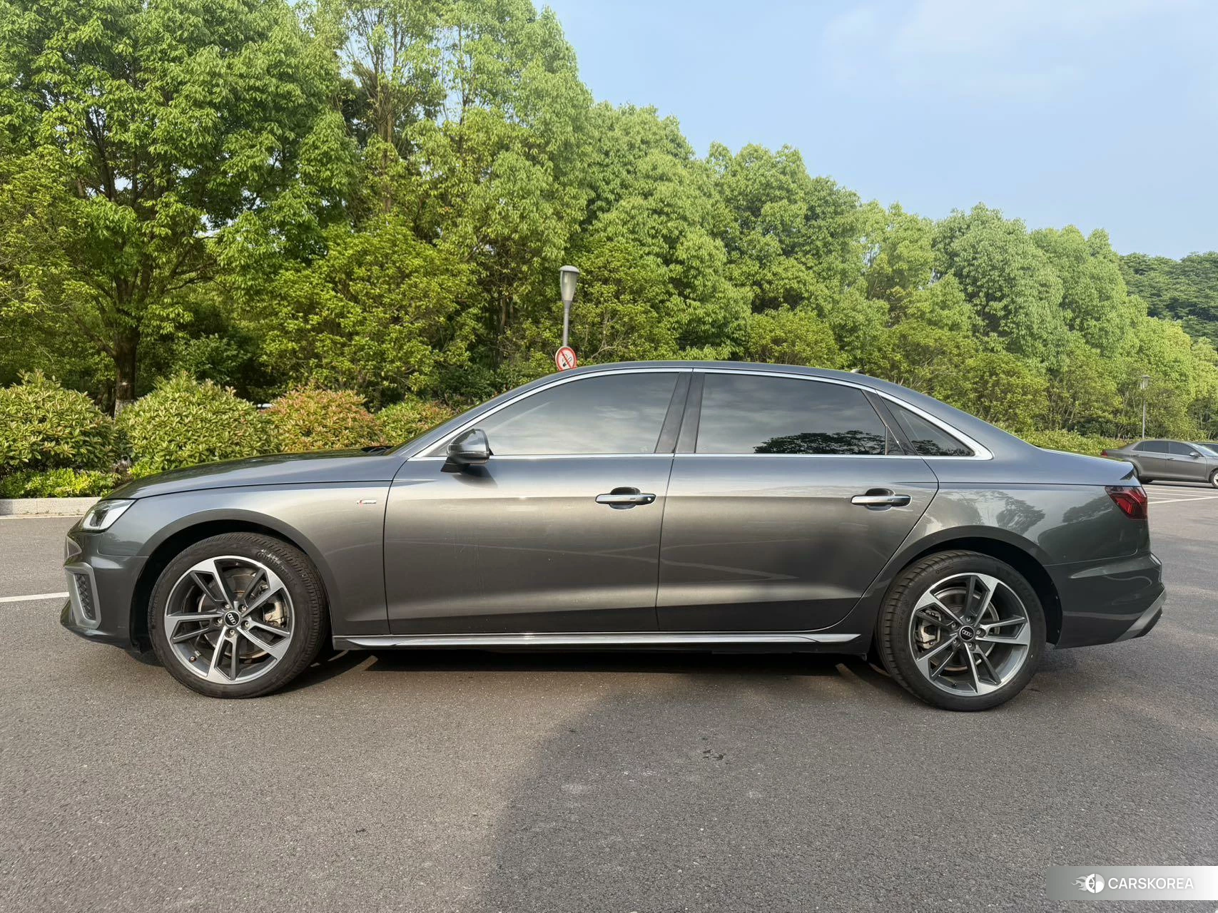 Audi A4L 2021 Темно-серый из Китая, фото 3