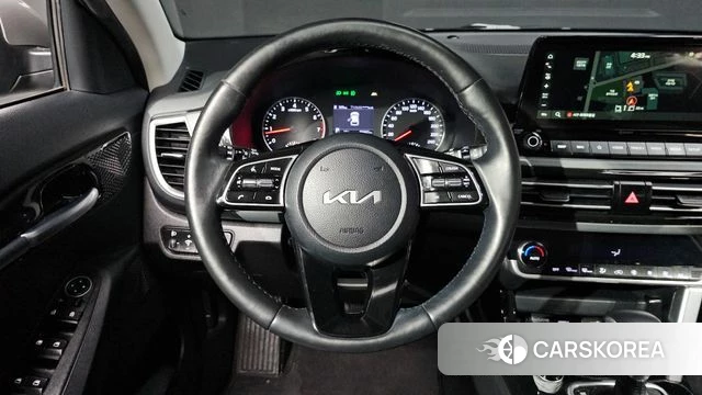 Kia Seltos 2022 Серебристо-серый из Кореи, фото 3