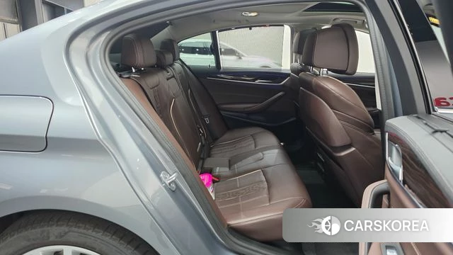 BMW 5 Series (G30) 2023 Серебристо-серый из Кореи, фото 3
