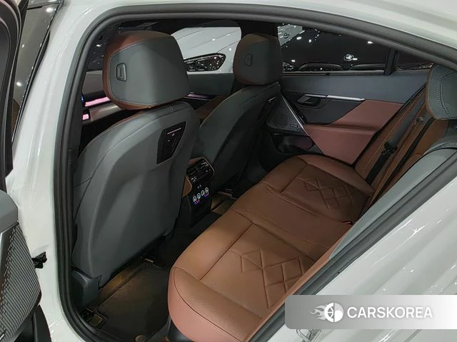 BMW 5 Series (G60) 2025 Белый из Кореи, фото 3