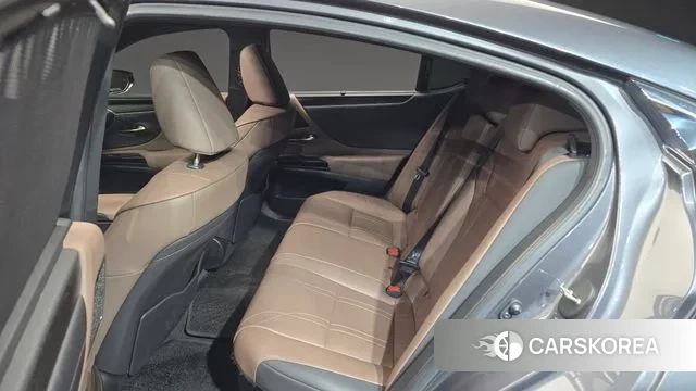 Lexus ES300h 7th generation 2023 Серый из Кореи, фото 3