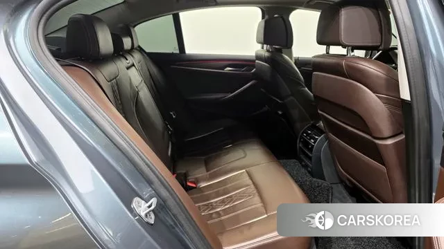 BMW 5 Series (G30) 2018 Светло-серебряный цвет из Кореи, фото 3