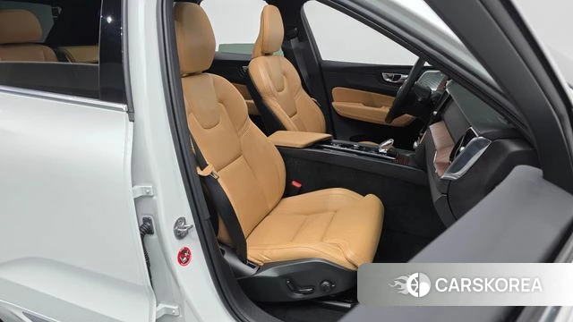 Volvo XC60 second Generation 2023 Белый из Кореи, фото 3