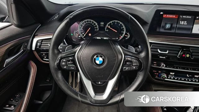 BMW 5 Series (G30) 2018 Серебристо-серый из Кореи, фото 3