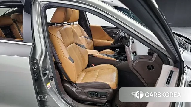 Lexus ES300h 7th generation 2018 Серебряный из Кореи, фото 3