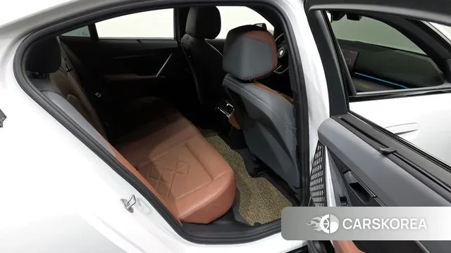 BMW 5 Series (G60) 2024 Белый из Кореи, фото 3