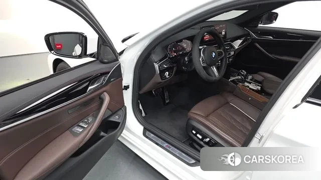 BMW 5 Series (G30) 2023 Белый из Кореи, фото 3