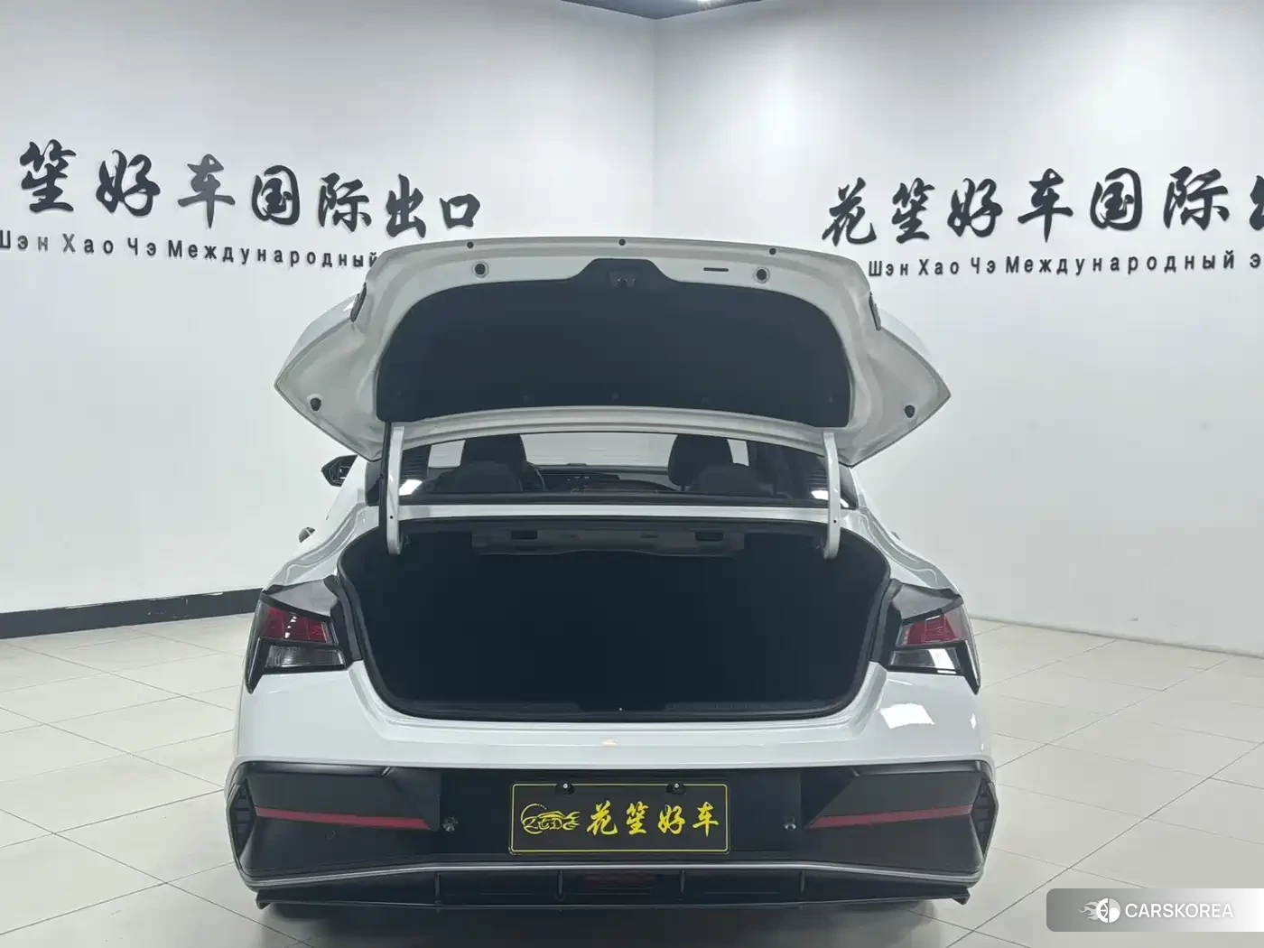 Hyundai Elantra 2023 Белый из Китая, фото 3