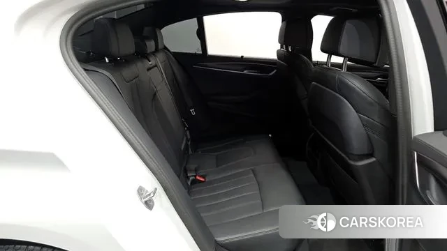 BMW 5 Series (G30) 2023 Белый из Кореи, фото 3