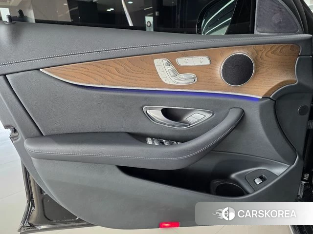 Mercedes-Benz E-Class W213 2021 Черный из Кореи, фото 3