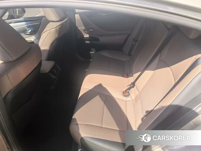 Lexus ES 2024 Серебристо-серый из Китая, фото 3