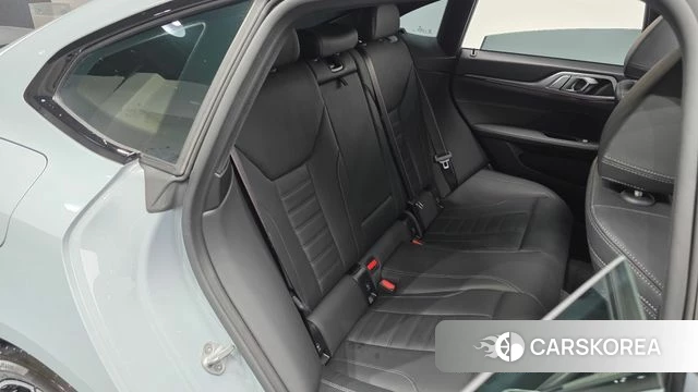 BMW 4 Series (G22) 2024 Серебристо-серый из Кореи, фото 3