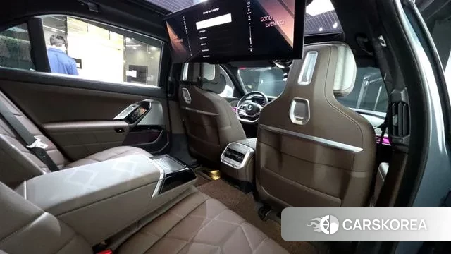 BMW 7 Series (G70) 2023 Небесно-голубой из Кореи, фото 3