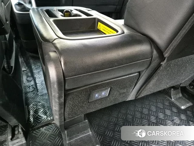 Hyundai Staria 2023 Желтый из Кореи, фото 3