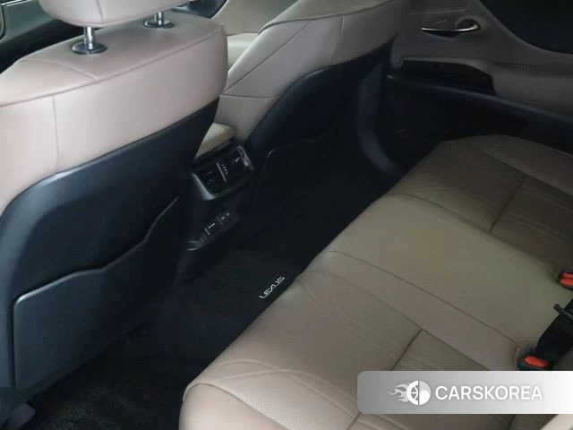 Lexus ES300h 7th generation 2025 Серебряный из Кореи, фото 3