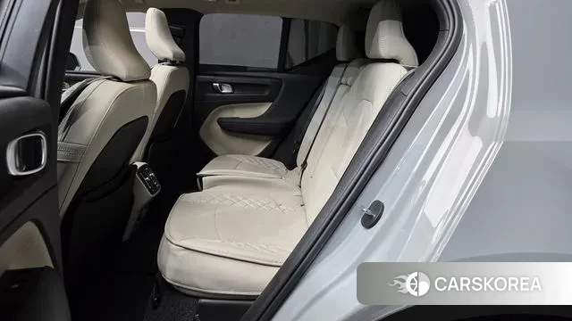 Volvo XC40 2024 Серебристо-серый из Кореи, фото 3