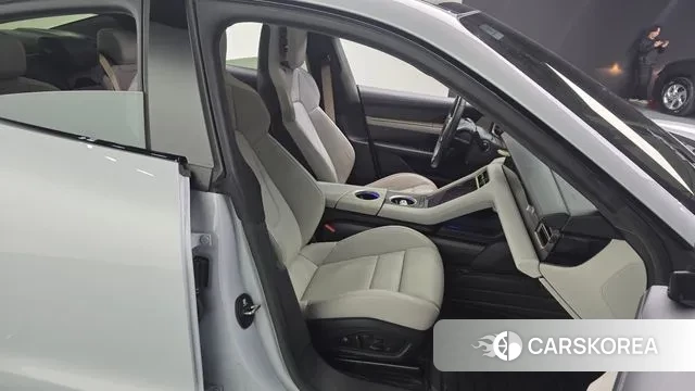 Porsche Taycan 2023 Светло-серебряный цвет из Кореи, фото 3