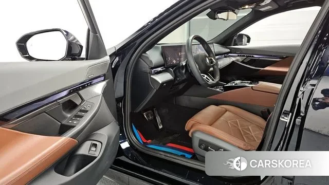 BMW 5 Series (G60) 2024 Черный из Кореи, фото 3