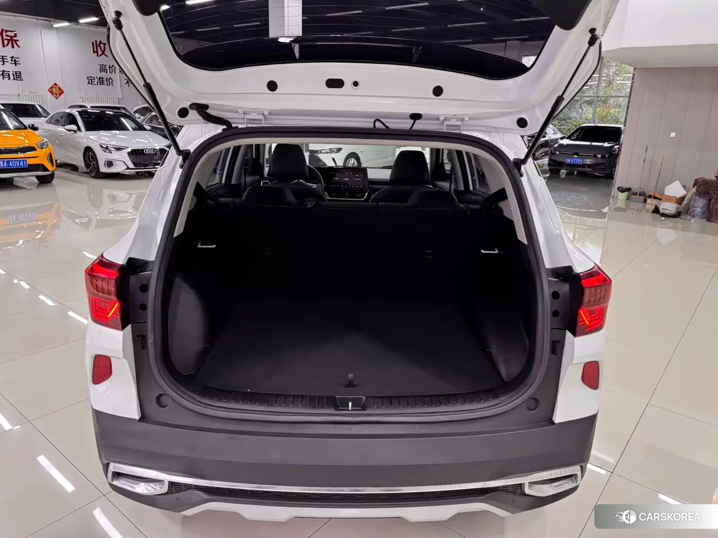 Kia KX3 2023 Белый из Китая, фото 3