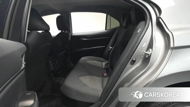 Toyota Camry (XV70) 2024 Серебристо-серый из Кореи, фото 3