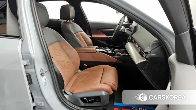 BMW 5 Series (G60) 2024 Серебристо-серый из Кореи, фото 3