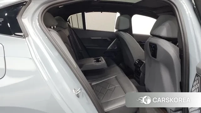 BMW i5 (G60) 2024 Светло-серебряный цвет из Кореи, фото 3