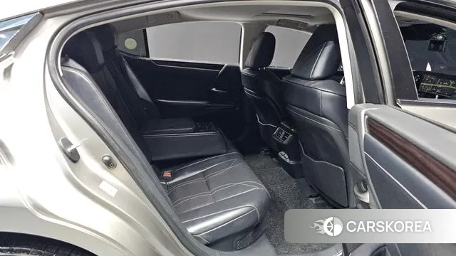 Lexus ES300h 7th generation 2018 Серебристо-серый из Кореи, фото 3