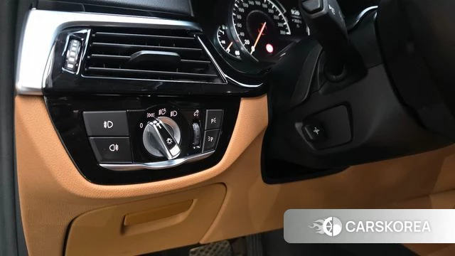 BMW 5 Series (G30) 2018 Серебристо-серый из Кореи, фото 3