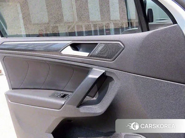 Volkswagen Tiguan second Generation 2024 Белый из Кореи, фото 3