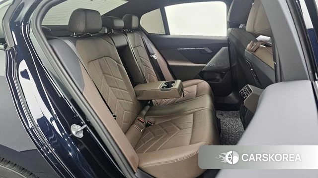 BMW 5 Series (G60) 2024 Черный из Кореи, фото 3