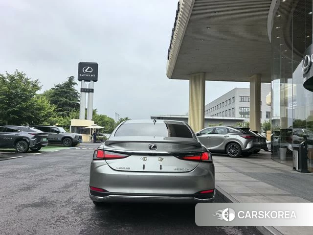 Lexus ES 2024 Серебристо-серый из Китая, фото 3