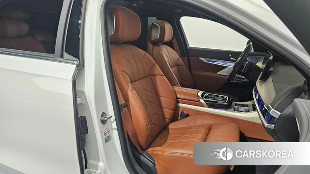 BMW 7 Series (G70) 2023 Белый из Кореи, фото 3