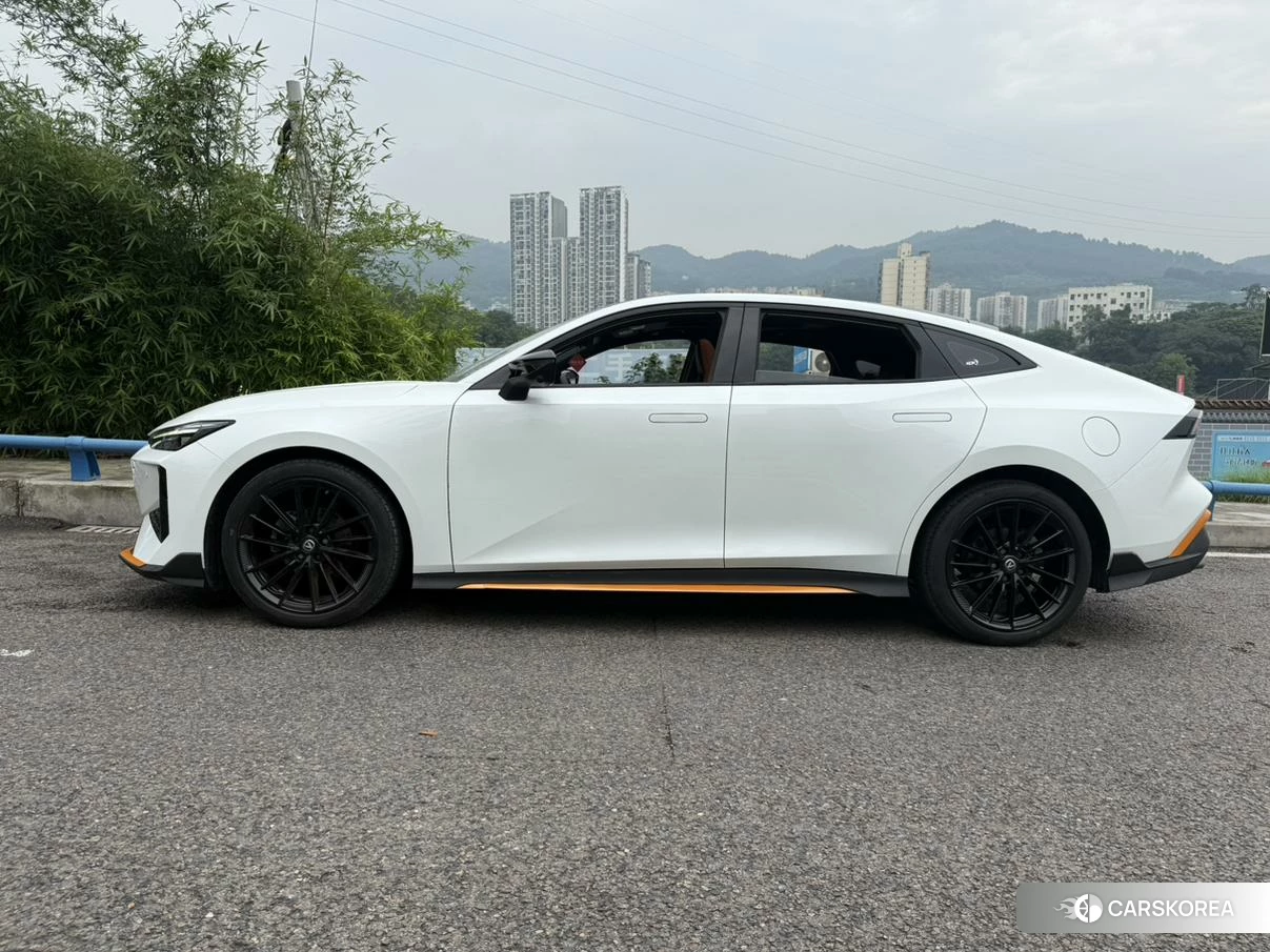 Chang'an UNI-V 2024 Белый из Китая, фото 3
