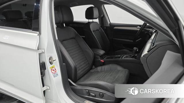 Volkswagen Passat GT (B8) 2022 Белый из Кореи, фото 3