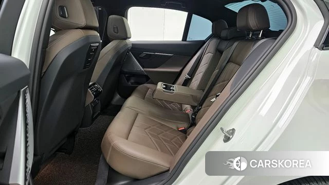 BMW 5 Series (G60) 2024 Белый из Кореи, фото 3