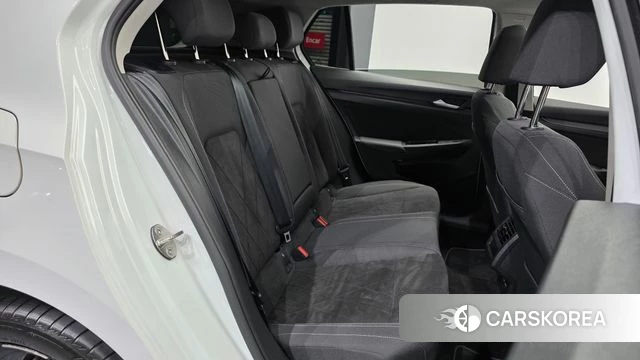 Volkswagen Golf 8th Generation 2023 Белый из Кореи, фото 3