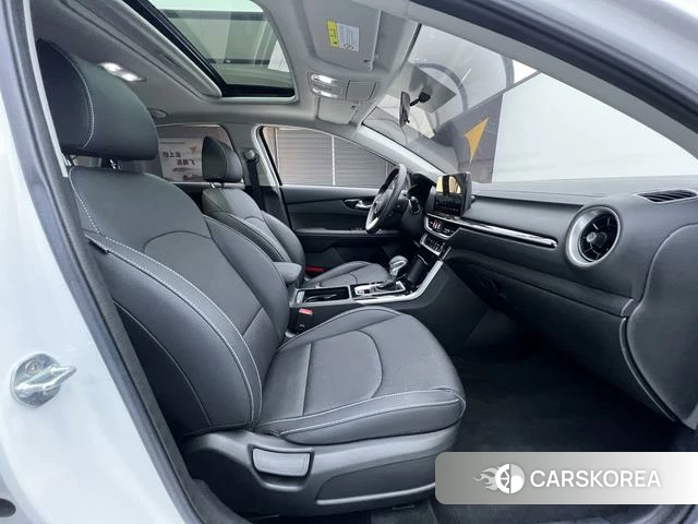 Kia K3 2022 Белый из Китая, фото 3