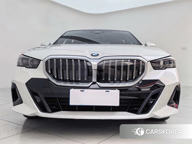BMW 5 series (imported) 2025 Белый из Китая, фото 3