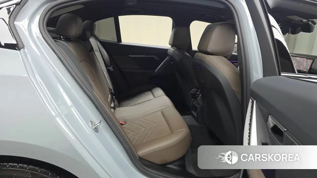 BMW 5 Series (G60) 2025 Небесно-голубой из Кореи, фото 3