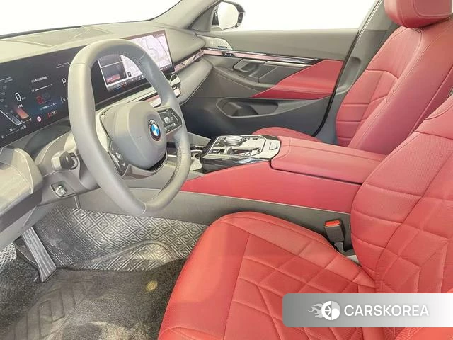 BMW 5 series 2025 Черный из Китая, фото 3