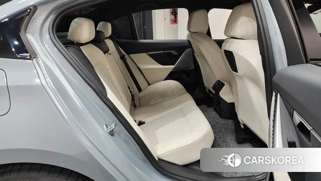 BMW 5 Series (G60) 2025 Светло-серебряный цвет из Кореи, фото 3