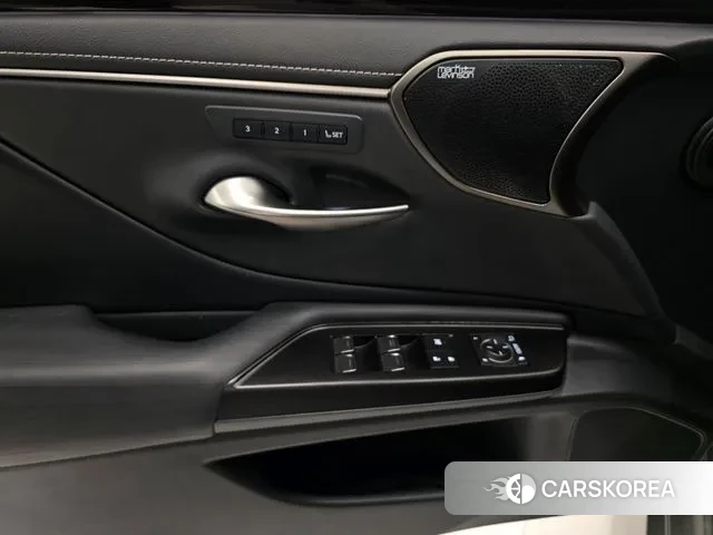 Lexus ES300h 7th generation 2021 Серебряный из Кореи, фото 3