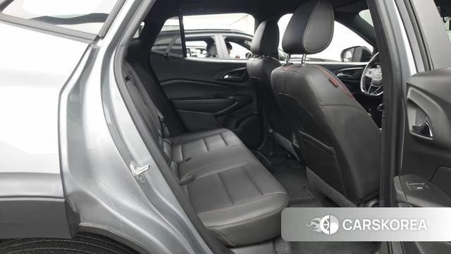 Chevrolet (GM Daewoo) Trax Crossover 2023 Серебристо-серый из Кореи, фото 3