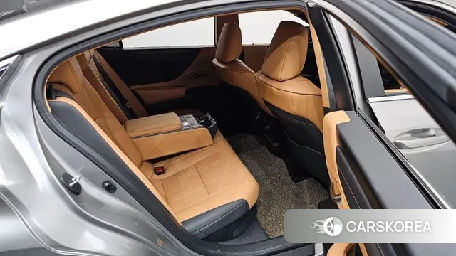 Lexus ES300h 7th generation 2021 Серебряный из Кореи, фото 3