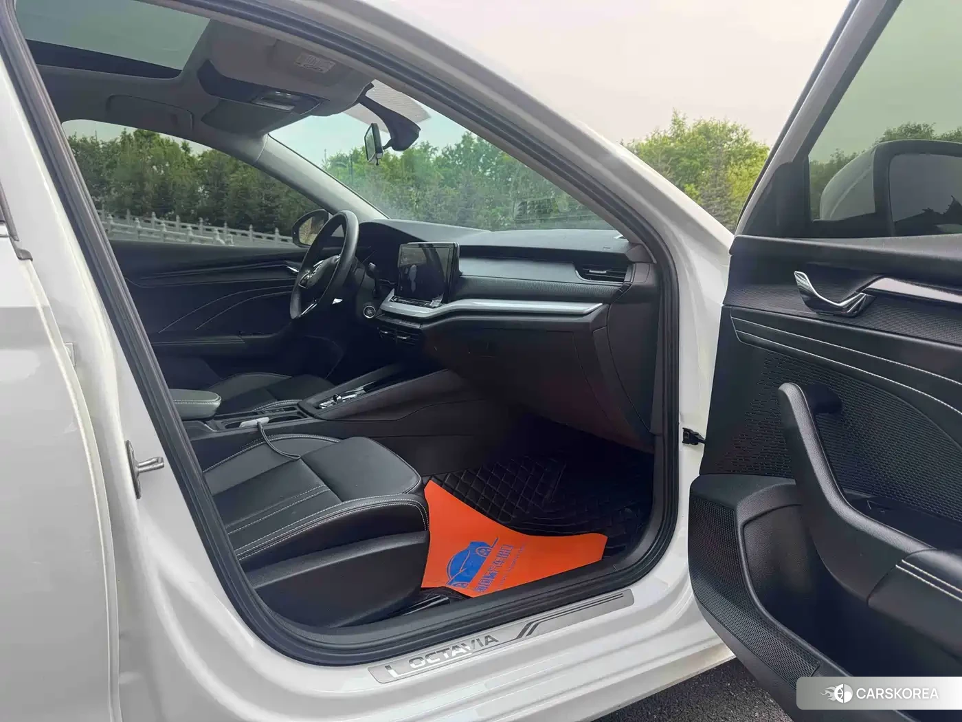 Skoda Octavia 2023 Белый из Китая, фото 3