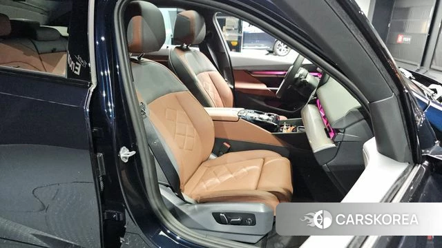 BMW 5 Series (G60) 2025 Черный из Кореи, фото 3
